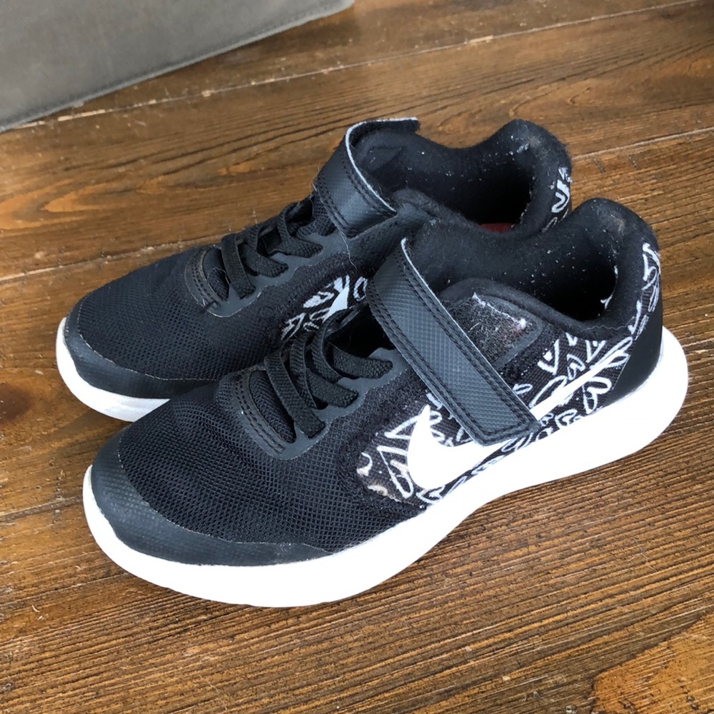 Nike black and white tennis shoes